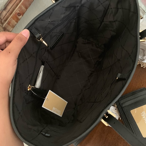 New MK 🖤bag and wallet received for @leanicash - Picture 3 of 8